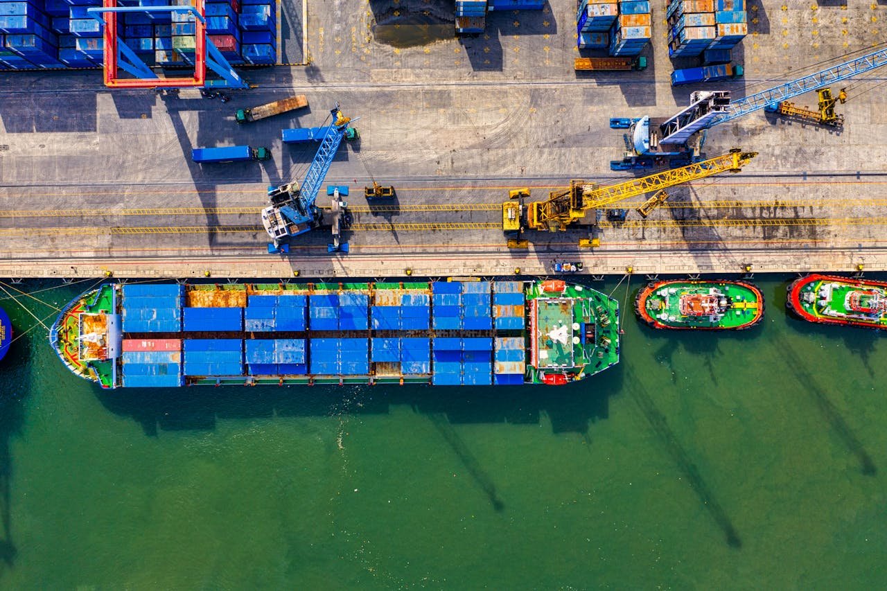 Acerca de Aerial photograph showcasing vibrant cargo operations at a bustling port in North Jakarta, Indonesia.